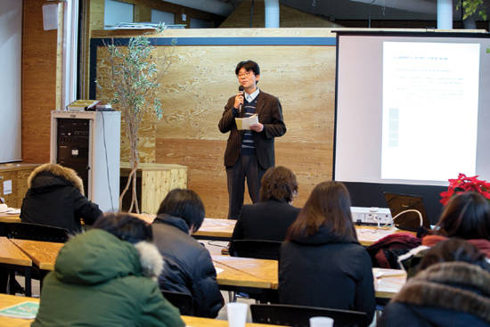 지난 12월 5일 서울시사회적경제센터, 지순협 대안대학의 입학설명회에서 이명원 교과위원장(경희대 후마니타스칼리지 교수)이 교과과정을 설명하고 있다. 사진 = 지식순환협동조합 