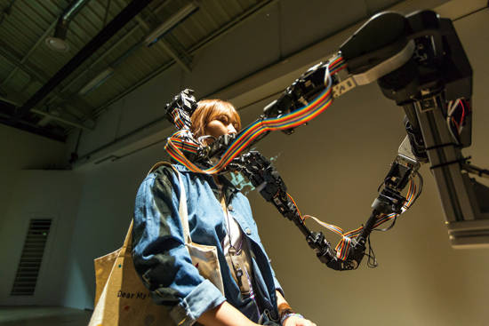 ‘다빈치 크리에이티브 2015’전에 전시된 루이-필립 데메르의 ‘블라인드 로봇’을 체험하는 관람객. 사진 = 금천예술공장