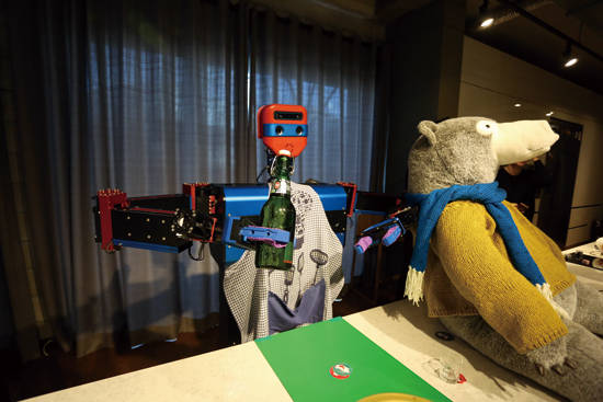 ‘로봇파티’전엔 다양한 로봇이 등장한다. 산업용 마젠타 로봇이 폭탄주 제작을 준비 중이다. 사진 = 아트센터 나비