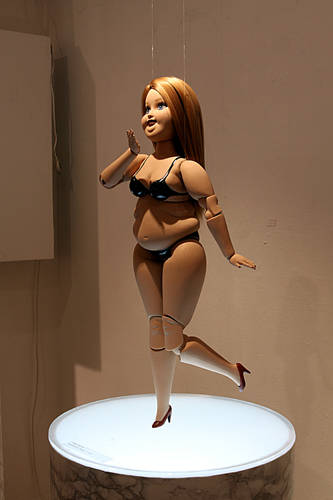 김쥬쥬, '패티 - 바비(Fatty - Barbie)'. 세라믹, 13 x 8 x 43cm,ceramic. 2015. 