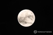 추석 연휴 ‘쾌청’… 크고 둥근 한가위 보름달 ‘둥둥’