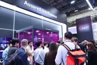 [포토] LG유플러스의 딥페이크 탐지 기술에 놀라는 MWC25 관람객들