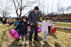 “아이도 보리도 쑥쑥” 마포구, 월드컵천 청보리 밟기
