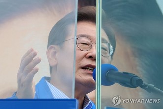 [칼럼] 이재명의 방탄 조끼-유리에 대한 AI의 의견은? “방탄 말고 죄 반성부터” 비판 합당한가