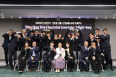 현대그룹 현정은 회장, 신입사원 교육 수료식서 “용기 내 도전” 강조