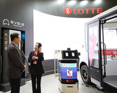 신동빈 롯데 회장, 재팬모빌리티쇼 현장 찾아