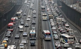 설 연휴 셋째 날 505만대 이동…전국 고속도로 ‘동시 정체’