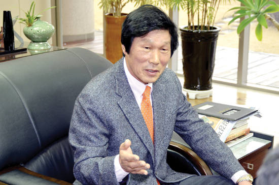디오 임플란트의 경영철학을 역설하는 김진철 회장.