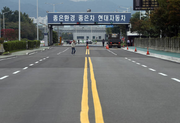 현대자동차 노조가 전면 파업에 돌입한 지난 9월 26일, 울산 현대자동차 공장 앞의 도로가 텅 비어 있다. (사진=연합뉴스)