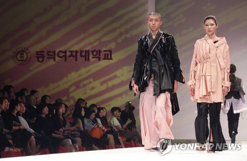 지난달 29일 서울 강남구 삼성동 코엑스에서 열린 2017 동덕여자대학교 패션디자인학과 졸업패션쇼에서 모델들이 런웨이를 걷고 있다. 사진은 기사와 관련이 없음. (사진=연합뉴스)