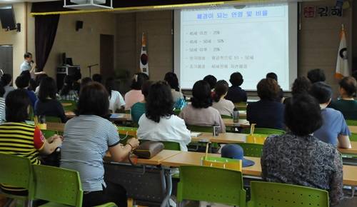 갑을장유병원 산부인과 전문의 이병민 과장이 15일 김해시 장유2동 주민센터에서 '여성 갱년기 질환의 이해'라는 주제로 의료강좌를 진행하는 모습. (사진=갑을상사그룹)