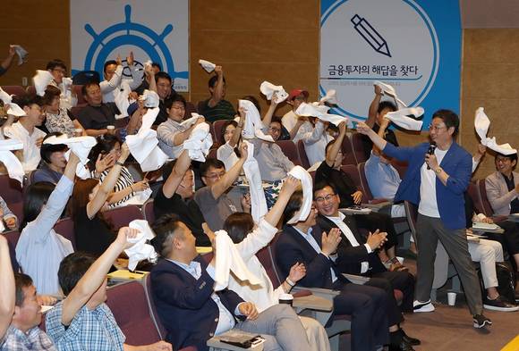 외식업 관련 베스트셀러 작가인 김유진 대표가 외식업 경영 핵심 노하우에 대해 강연하는 모습. (사진=신한은행)