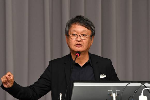 파운드무지 강연회에서 강연하고 있는 후카사와 나오토 디자이너.(사진 = 무지코리아)