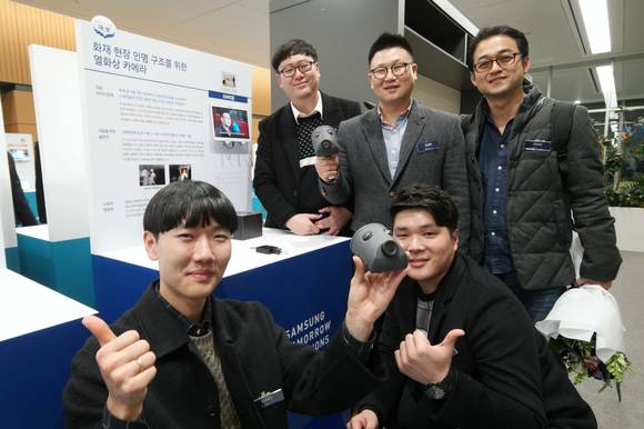 '삼성 투모로우 솔루션' 임팩트 부문 대상을 수상한 '이그니스팀'이 본인들이 개발한 화재현장 인명 구조를 위한 저가형 열화상 카메라를 선보이고 있다. (사진 = 삼성전자)