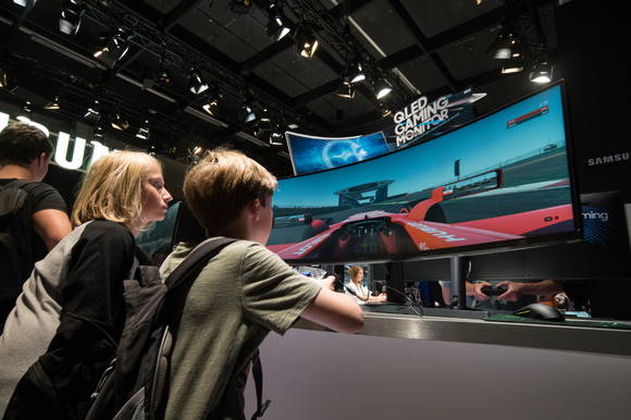 지난 8월 독일 쾰른에서 열린 유럽 최대 규모의 게임 전시회 '게임스컴(Gamescom)'에서 방문객들이 삼성 QLED 게이밍 모니터 CHG90을 체험하고 있다. (사진 = 삼성전자)