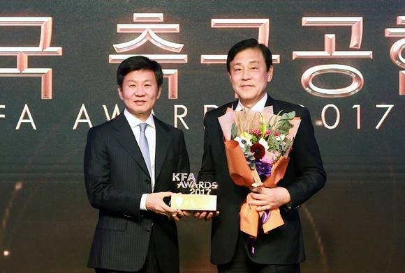 19일 오후 서울 서초구 세빛섬에서 개최된 '2017 KFA 시상식'에서 김정태 하나금융그룹 회장(오른쪽)이 정몽규 대한축구협회장으로부터 '대한민국 축구 공헌 대상'을 받고 기념 촬영을 하고 있다. (사진 = 하나금융그룹)