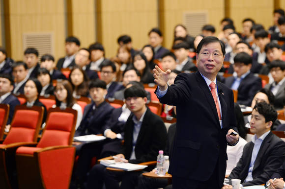 박진수 부회장이 경기도 이천시 소재 LG인화원 연암홀에서 LG화학 신입사원들을 대상으로 강연하고 있다. (사진 = LG화학)
