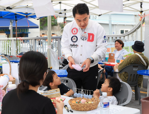 도봉구, 백운시장서 벼룩시장 행사…어르신 콩국수 나눔도